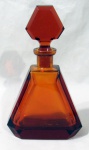 CRISTAL MOSER, Garrafa para whisky em cristal tcheco na tonalidade âmbar. Med.: 25,5x15,5x6,5cm.