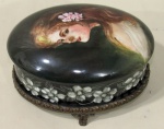 PORCELANA, Caixa porta joias em porcelana esmaltada na tonalidade verde, com pintura de flores e folhagens e figura feminina em policromia, pés e guarnições em bronze cinzelado. Med.: 10,5x17x12cm.