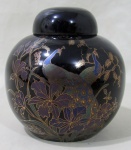 PORCELANA ORIENTAL, Potiche em porcelana esmaltada na tonalidade preta, com pintura de pavões, uveiras, flores e folhagens em policromia e realces em ouro. Pequenos desgastes na pintura no encaixe com a tampa. Med.: 12x10x5cm.