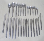 FAQUEIROS, Parte de faqueiro em aço inox da manufatura HERCULES, cabo cinzelado por sulcos e estrelas, sendo: 5 facas de refeição serrilhada, 1 colher de sopa, 1 garfo para peixe, 10 facas para sobremesa, 4 garfos para sobremesa, 1 colher para sobremesa, 4 colheres para chá e 1 para café. Total 27 peças.