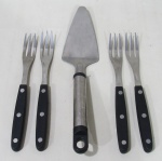 DIVERSOS, Lote com 5 peças, sendo: 1 pá para bolo e 4 garfos para sobremesa em aço inox, com acabamentos em plástico rígido.