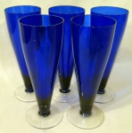 CRISTAIS,  Cinco tulipas para chopp em cristal na tonalidade azul, corpo canelado e base circular translucida. Med.: 20x7,5cm.