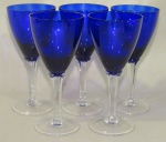 CRISTAIS, Cinco taças para vinho em cristal na tonalidade azul, corpo canelado, haste sextavada e base circular translucida. Med.: 16x7,5cm.