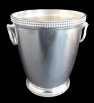 AUREA, Balde para gelo em metal espessurado a prata, bordas com decorações peroladas, alças laterais. Banho novo. Med.: 14,5x15x13cm.