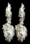 BRONZE, Par de porta toalhas confeccionados em bronze polido, ricamente cinzelado por elementos vegetalistas. Med.: 23x6,5cm.