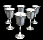 METAL PRATEADO, Seis taças para vinho em metal espessurado a prata, haste balauste apoiada sobre base circular. Banho novo. Med.: 14,5x7,5cm.