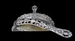METAL PRATEADO, Cata migalhas em metal espessurado a prata, estilo art nouveau, ricamente cinzelado por flores, elementos vegetalista e concheado, acompanha escova, banho novo. Med.: 26,5x20cm / Escova: 26,5cm.