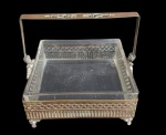APOLLO, Porta confeito em metal espessurado a prata com recipiente em vidro translucido, necessita banho. Med.: 11x12x12cm.