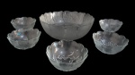 VIDROS, Saladeira e 5 bowls adaptados em vidro translucido, bordas onduladas, decoração de ranhuras, bowls decorado com flores e folhagens em relevo. Med.: 10x27cm / 6x12,5cm.