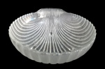 VIDROS. Grande saladeira em vidro granulado em formato de concha. Med.: 8,5x30x28cm.