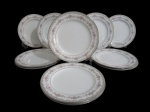 NORITAKE, GLENWOOD, U.S. DESIGN, Dez pratos para sobremesa em porcelana esmaltada na tonalidade branca com pintura de guirlanda floral em policromia e borda filetada a prata. Med.: 21cm.