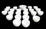 PNS SOCORRO, Vinte duas cumbucas em porcelana esmaltada na tonalidade branca, acompanha 1 xícara de consomer. Med.: 4x6cm / 6x13x10cm.