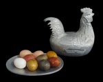ARTHUR COURT, Designer 1976, Porta ovos em alumínio representando galinha, alças laterais, bandeja interna, acompanha 6 ovos em quartzo de tonalidades distintas e 3 em plástico. Med.: 27x25x19cm.