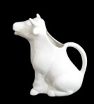 FAIANÇA, Jarra em faiança vitrificada, esmaltada na tonalidade branca, representando touro, capacidade de 1 litro. Med.: 23,5cm.