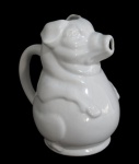 FAIANÇA, Jarra em faiança vitrificada, esmaltada na tonalidade branca, representando porco, apresenta craquele, capacidade de 1 litro. Med.: 22cm.