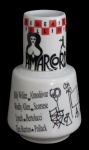 PORCELANA, Moringa em porcelana esmaltada na tonalidade branca, com pintura de figuras, estúdio de filmagem e inscrições em policromia. Med.: 19x6cm.