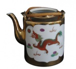 PORCELANA ORIENTAL, Chaleira, confeccionada em porcelana esmaltada na tonalidade branca, decorada em vasta douração, alça central em material sintético, com pintura de dragão chines, pássaro e esferas em policromia. Pequenas falhas na douração. Med.: 21x18x9cm.