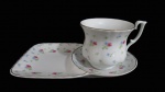 LE GOURMET, Italy Design, Xícara para chá com prato para biscoito acoplado no pires, confeccionado em porcelana com esmaltagem branca, decorado com motivos florais policromados, corpo gomado e borda filetada a ouro. Med.: 7,5x11x8,5cm / 20,5x12,5cm.