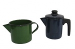 ÁGATAS, Duas leiteiras confeccionadas em ágata esmaltada, 1 com tampa na tonalidade azul (16x11cm) e 1 sem tampa na tonalidade verde (11x13cm).
