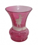 MARY GREGORY, Pequeno vaso em vidro na tonalidade rosa, decoração de figura feminina e flores em relevo na cor branca. Med.: 8x6,5cm.