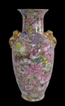 PORCELANA ORIENTAL, Vaso/ânfora em porcelana esmaltada com pintura de flores e folhagens em policromia e realces em ouro. Med.: 30x10cm.