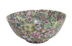 PORCELANA JAPONESA, Saladeira em porcelana esmaltada com pintura de flores e folhagens ricamente policromada com realces em ouro. Apresenta falhas na douração. Med.: 11,5x26cm.
