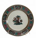 COPELAND, Inglaterra, Prato decorativo em faiança inglesa vitrificada, com pintura de concheados, elementos vegetalistas, ânforas e figuras em rica policromia. Med.: 27cm. Apresenta 1 bicado.