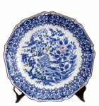 PORCELANA ORIENTAL, Fruteira em porcelana esmaltada na tonalidade branca, com pintura guirlanda floral, arvores, pedras, flores, folhagens e pássaros em policromia. Marcado no fundo. Med.: 30cm.