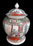 PORCELANA ORIENTAL, Potiche em porcelana esmaltada na tonalidade branca, com pintura de elementos vegetalistas e figuras orientais em rica policromia e realces em ouro, pega da tampa no feitio de pinha, apresenta falhas na douração, marcado no fundo. Med.: 28x12cm.