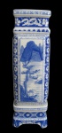 PORCELANA ORIENTAL, Vaso com peanha em porcelana esmaltada na tonalidade branca, com pintura de flores. paisagem e elementos vegetalistas na tonalidade azul. Marcado no fundo. Med.: 41x12x12cm.