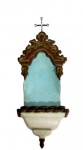 ARTE SACRA, Oratório de parede confeccionado em madeira patinada nas tonalidades azul, branca e marrom, encimado por cruz em metal, possui 1 bicado lateral. Med.: 25x9x4cm.