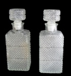 VIDROS, Par de garrafas para whisky em vidro translucido com lapidação bico de jaca. Med.: 28cm.