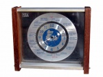 RELÓGIOS, LORD KING, Caixa para relógio, estrutura em madeira, guarnições em metal prateado, parte central envidraçada, mostrador cromado com algarismo indo arábicos. No estado sem maquina. Med.: 20x23,5x6,5cm.