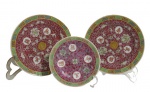 PORCELANA ORIENTAL, Três pratos decorativos em porcelana oriental esmaltada na tonalidade branca, com pintura de elementos vegetalistas, flores e inscrições em rica policromia, marcado no fundo, 1 bicado. Med.: 19,5cm / 15,5cm.