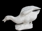 ESCULTURAS, Escultura em faiança vitrificada representando pato. Med.: 15x23x9cm.