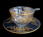 ST. LOUIS, Molheira em cristal francês translucido, ricamente decorado com vaso de flores, folhagens e laçarote em vasta douração, borda filetada a ouro, acompanha concha e presentoir. Med.: 8,5x11,5x18cm.