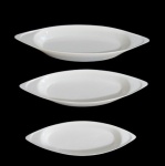 PORCELANA, Três travessas em porcelana branca. Med.: 42x12,5cm / 34x10cm / 26x8,5cm.