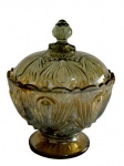 VIDROS, Compoteira em vidro na tonalidade champanhe, lapidação dita: Gota, possui bicado na pega da tampa e discretos na tampa. Med.: 20x16cm.