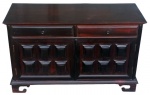 MOBILIARIO, Buffet em madeira, duas gravetas e 2 portas. Decoração almofadada, interior com 1 prateleira, apresenta danos nos pés e na porta como mostra a foto extra. Medida: 78x126x49cm.