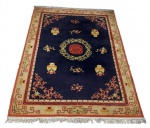 Tapete Chines. Med.: 237x169cm. Possui rasgados na borda.