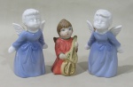 ARTE SACRA, Três esculturas representando querubins, sendo 2 em porcelana esmaltada na tonalidade azul e 1 em biscuit em policromia. Med.: 10cm / 8cm.