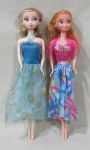 DIVERSOS, Duas bonecas confeccionadas em plástico rígido representando Elsa e Ana do desenho Frozen. Med.: 29cm.