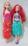 DIVERSOS, Duas bonecas em plástico rígido, 1 representando Ana do desenho Frozen e 1 representando Pequena Sereia. Med.: 28,5cm / 26,5cm.