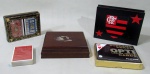 DIVERSOS, Lote com 5 peças, sendo: A) 1 caixa de baralho em madeira pintada na cor preta com colagens do brasão do Flamengo (3x17x13,5cm), B) 1 caixa em madeira com 2 baralhos (4x15,5x11,5cm), C) 1 baralho austríaco OPTI, acondicionado a caixa original, porém com uso, D) 1 baralho KEM lacrado com caixa em plástico rígido (3x13x9,5cm) e E) 1 baralho austríaco avulso.