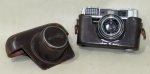 FOTOGRAFIA, Câmera analógica MINOLTA AL com lente ROKKOR - PF 1:2 f=45mm, acompanha case em couro com desgastes, não testada e sem garantia de funcionamento.