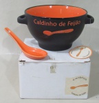 CERÂMICA, Bowl em cerâmica vitrificada esmaltada na tonalidade preta, com interior em abóbora, inscrições: Caldinho de Feijão, acompanha colher e acondicionado em caixa original. Med.: 8x17,5x14cm.