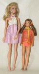 DIVERSOS, Duas bonecas em plástico rígido, 1 representando Barbie e 1 representando criança.