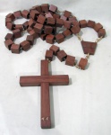 ARTE SACRA, Grande terço confeccionado em madeira e metal dourado. Med.: 203cm.