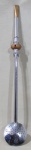 METAL PRATEADO, Grande bomba para chimarrão em metal prateado, decoração floral cinzelada, piteira e adornos em dourado com incrustações de pedras vermelhas. Med.: 46cm. Possui mossa.