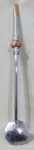 METAL PRATEADO, Grande bomba para chimarrão em metal prateado, decoração floral cinzelada, piteira e adornos em dourado com incrustações de pedras vermelhas. Med.: 46cm. Possui mossa.